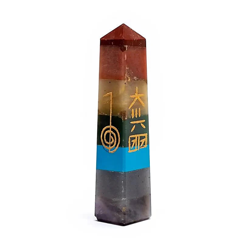 Chakra‑Obelisk mit Usui‑Reiki‑Symbolen