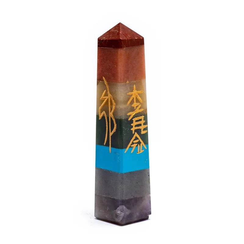 Chakra‑Obelisk mit Usui‑Reiki‑Symbolen