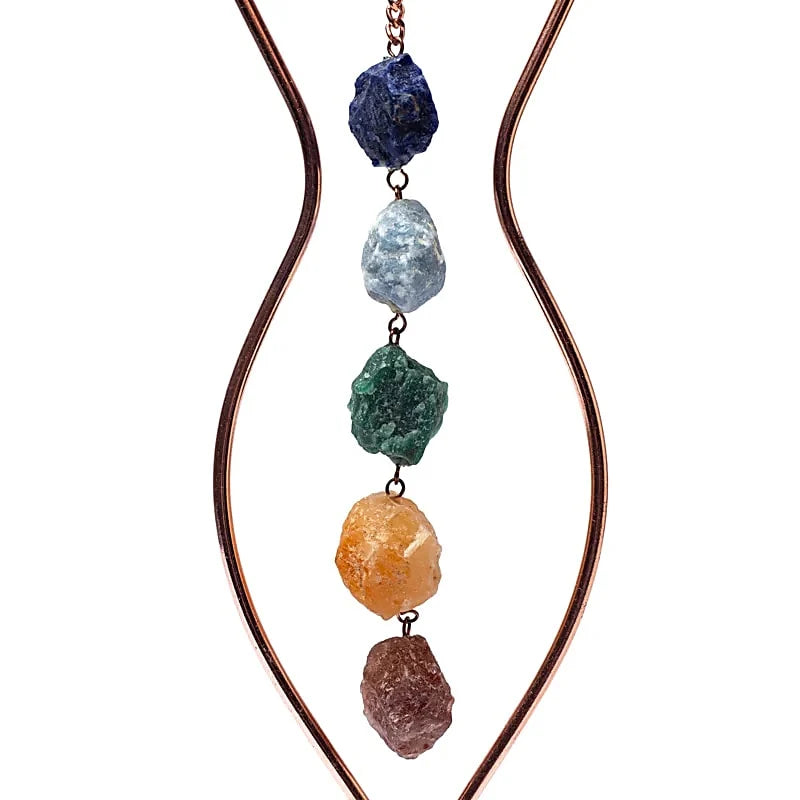 Fensterhänger Mondgöttin mit 7 Chakra-Edelsteinen – Kupferfarbener Sonnenfänger, 47 cm