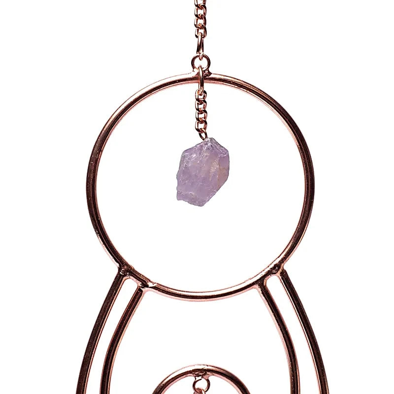 Fensterhänger Mondgöttin mit 7 Chakra-Edelsteinen – Kupferfarbener Sonnenfänger, 47 cm