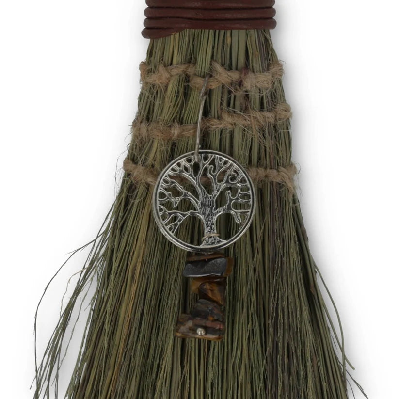 Hexenbesen „Tree of Life“ mit Tigerauge‑Chips – Reinigung, Symbolkraft & Herbstmagie