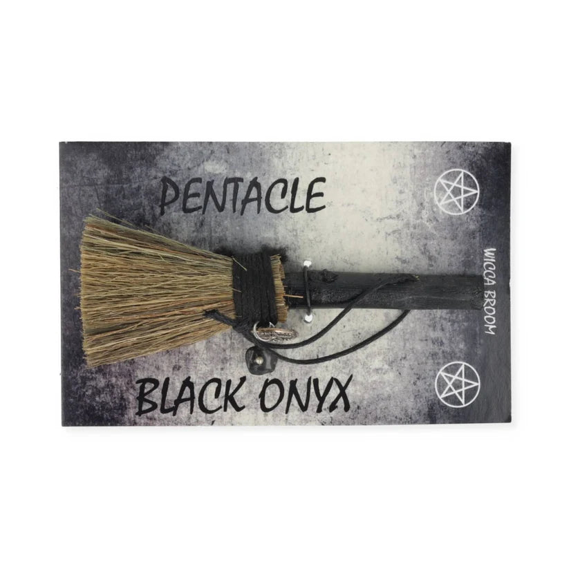Mini‑Hexenbesen mit Schwarzem Onyx & Pentakel – Symbolische Reinigung & magische Tradition