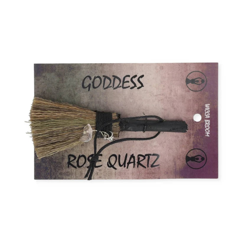 Mini‑Hexenbesen „Goddess“ mit Rosenquarz – Weibliche Kraft, Reinigung & sanfte Herzenergie