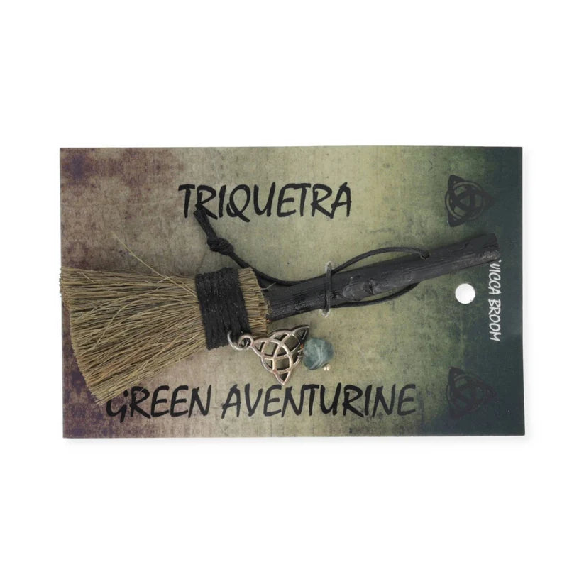 Mini‑Hexenbesen „Triquetra“ mit Grünem Aventurin – Harmonie, Reinigung & alte Symbolkraft