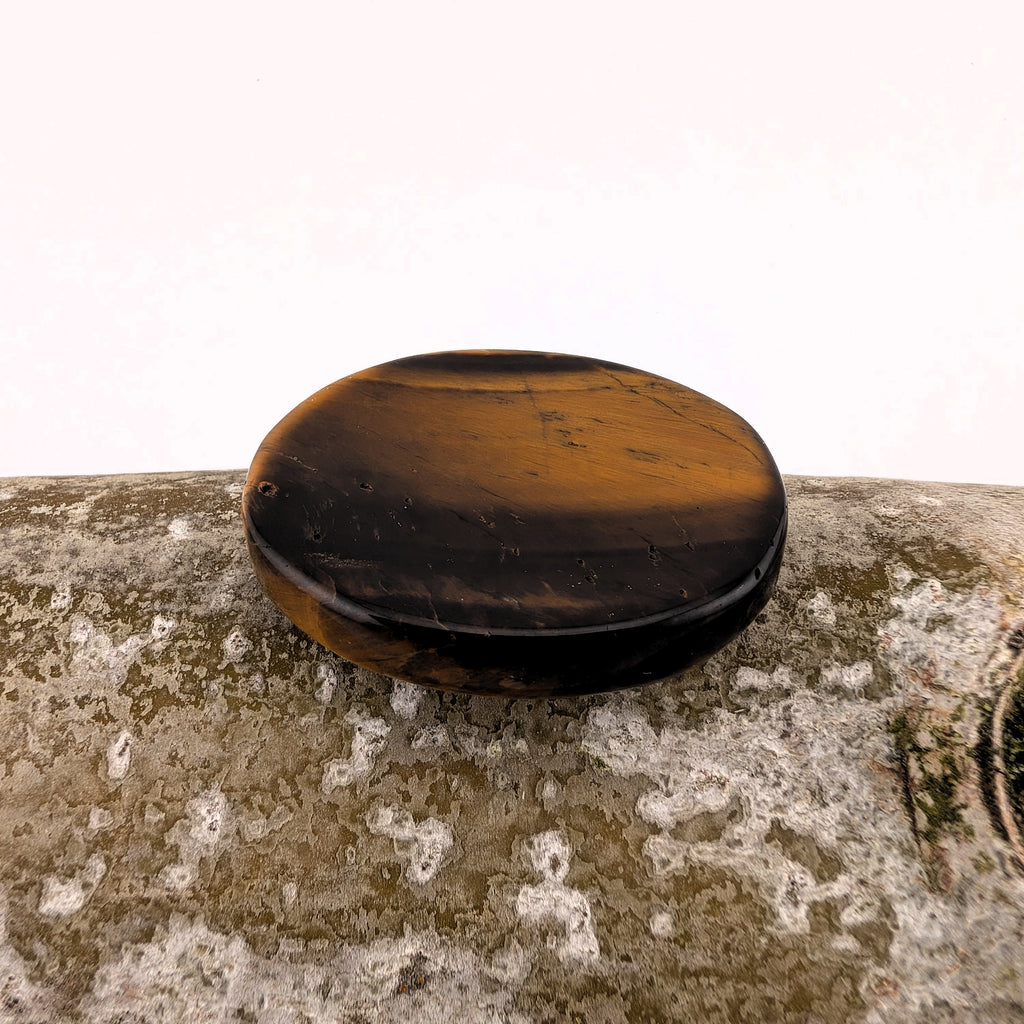 Sorgenstein „Tigerauge“ – polierter Halbedelstein · ca. 2,5 × 4,5 cm
