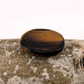 Sorgenstein „Tigerauge“ – polierter Halbedelstein · ca. 2,5 × 4,5 cm