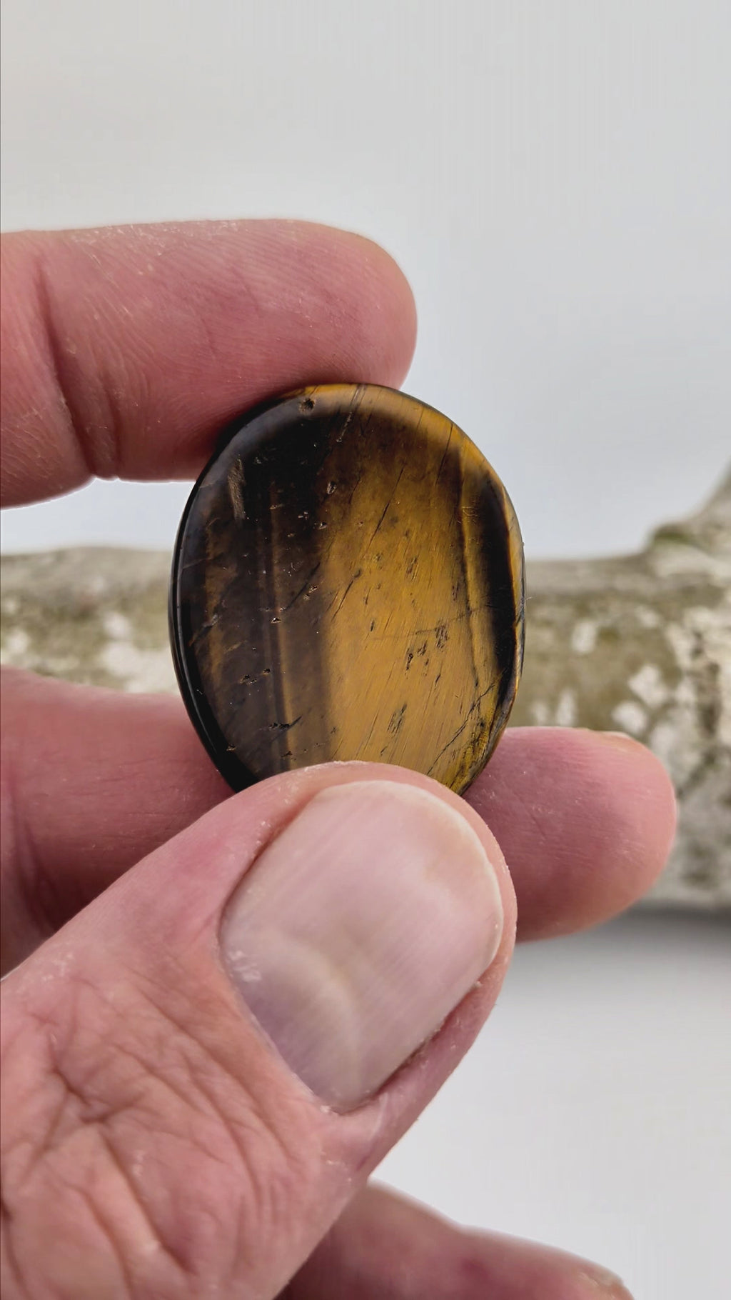 Sorgenstein „Tigerauge“ – polierter Halbedelstein · ca. 2,5 × 4,5 cm