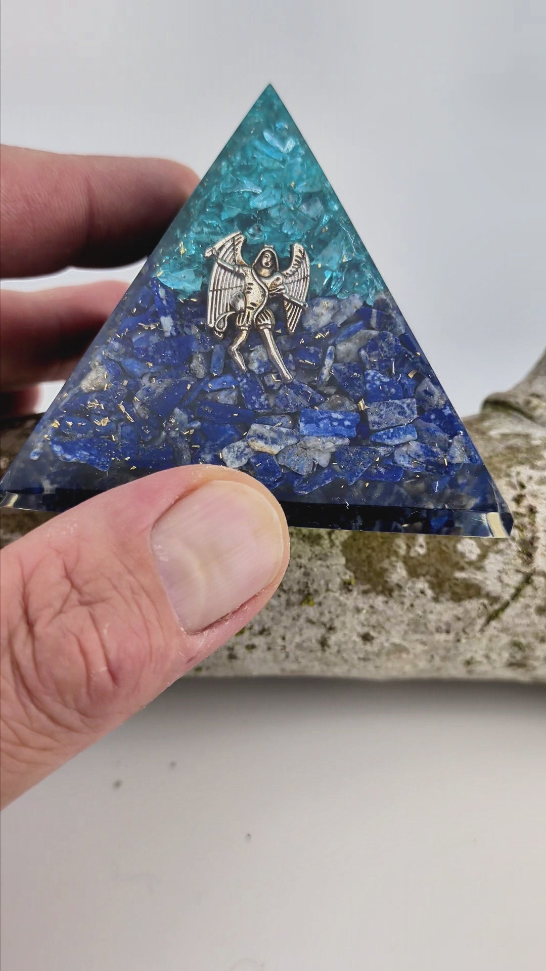 Orgonit‑Pyramide Lapislazuli & Aquamarin mit Engel Michael